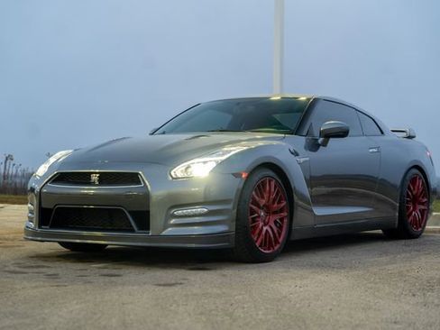 Used 2016 Nissan GT-R Premium image 3