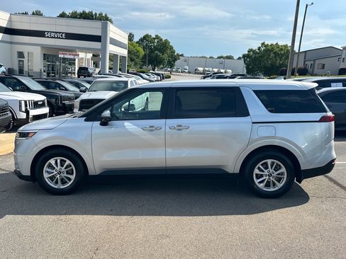 Used 2023 Kia Carnival LX FWD image 6