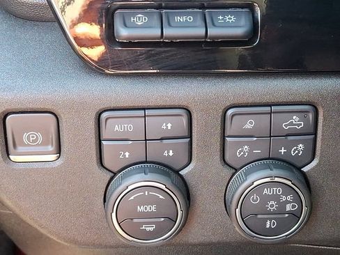 Used 2023 Chevrolet Silverado 1500 High Country w/ High Country Premium Package AWD/4WD image 21