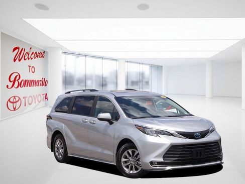 Used 2025 Toyota Sienna XLE FWD image 2