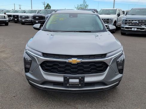 Used 2025 Chevrolet Trax LT w/ LT Convenience Package FWD image 8