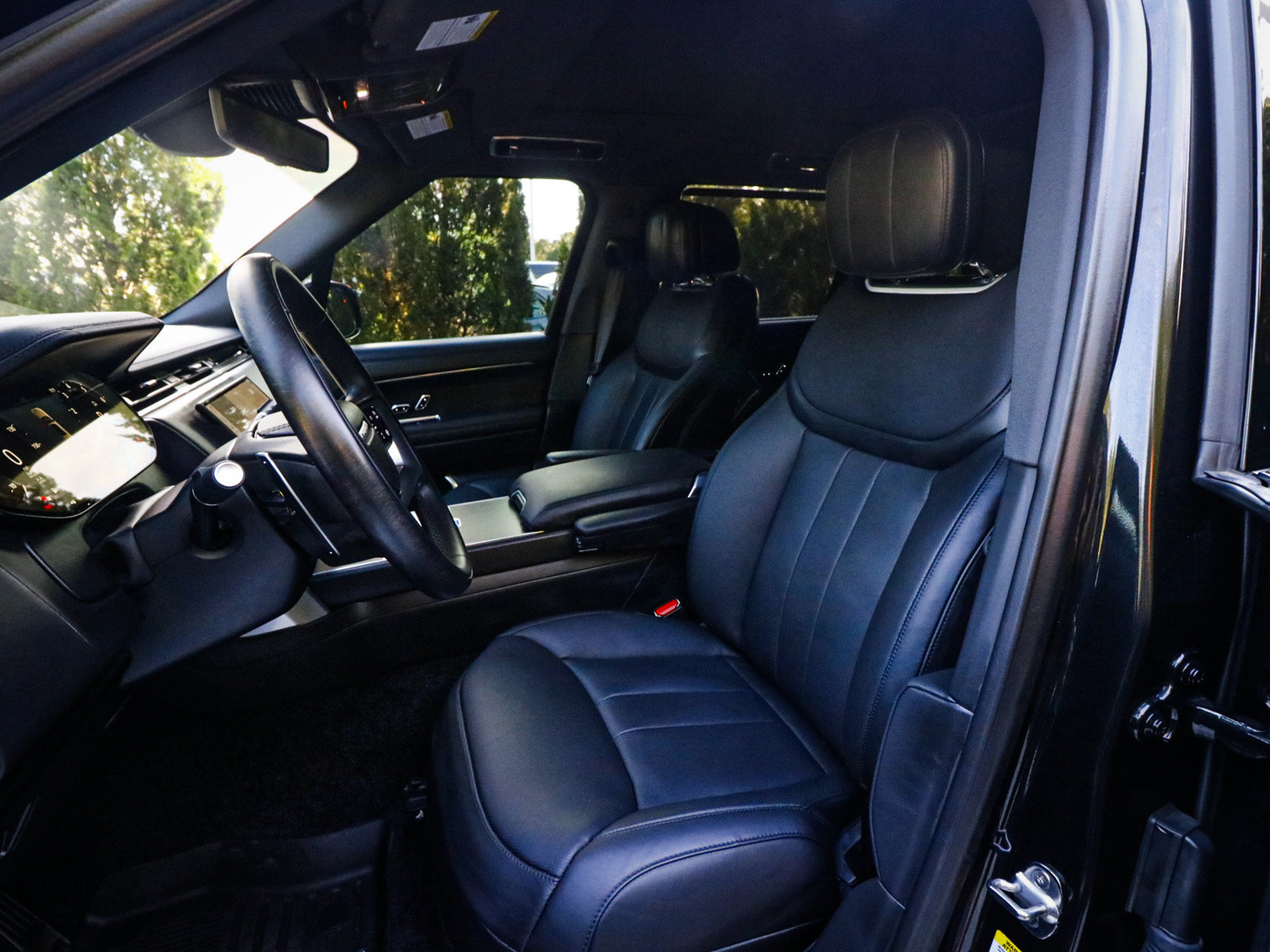 Used 2026 Land Rover Range Rover Long Wheelbase SE AWD/4WD image 16