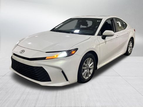 Used 2025 Toyota Camry LE image 3