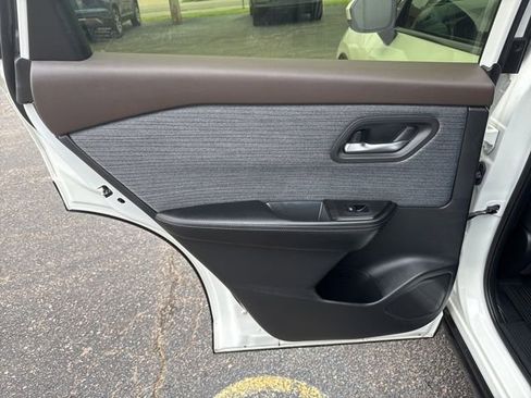 Used 2023 Nissan Rogue SV image 12