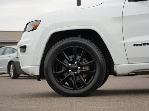 Used 2018 Jeep Grand Cherokee Altitude AWD/4WD image 10