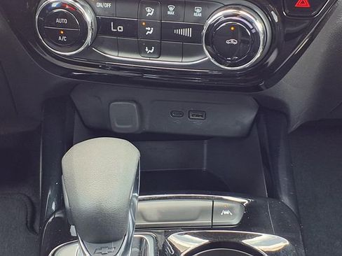 Used 2025 Chevrolet Trax LT FWD image 12