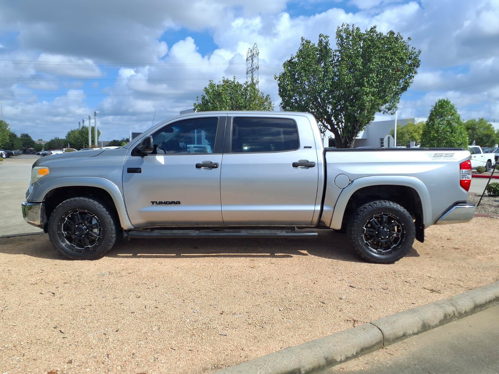Used 2017 Toyota Tundra SR5 w/ SR5 Upgrade Package AWD/4WD image 19