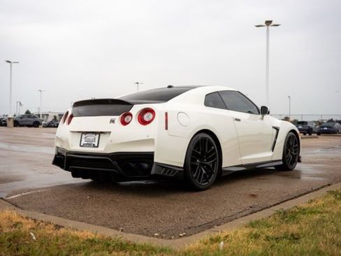 Used 2017 Nissan GT-R Premium w/ Premium Interior Package AWD/4WD image 7