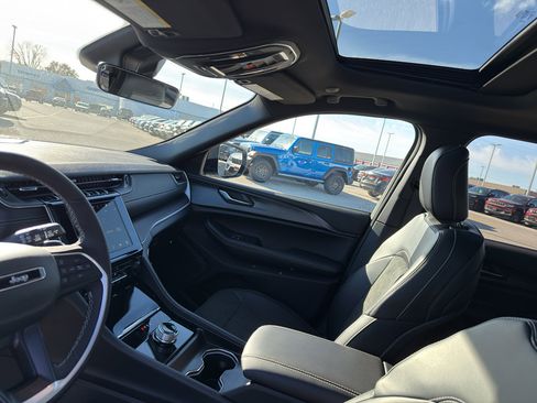 New 2025 Jeep Grand Cherokee Altitude image 24