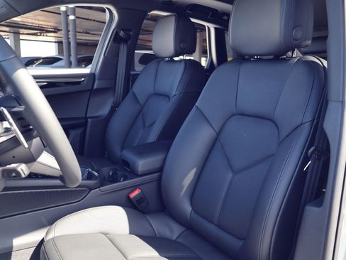 New 2026 Porsche Macan AWD/4WD image 5