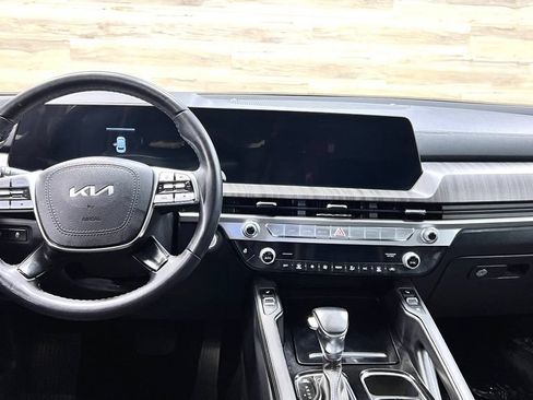 Used 2023 Kia Telluride EX w/ EX Captain's Chair Package AWD/4WD image 2