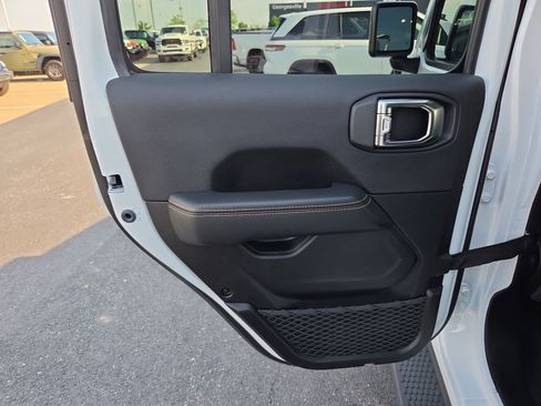 Used 2025 Jeep Wrangler Unlimited Sahara AWD/4WD image 15