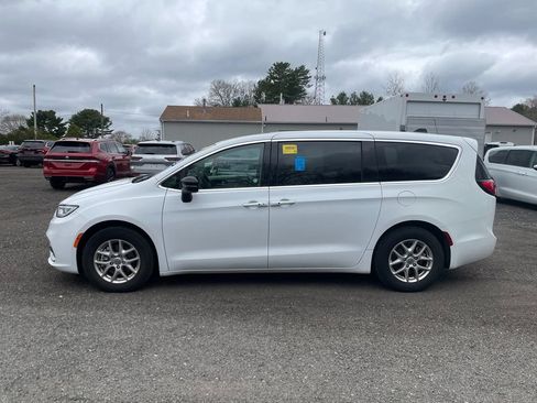 Used 2024 Chrysler Pacifica Touring-L FWD image 9
