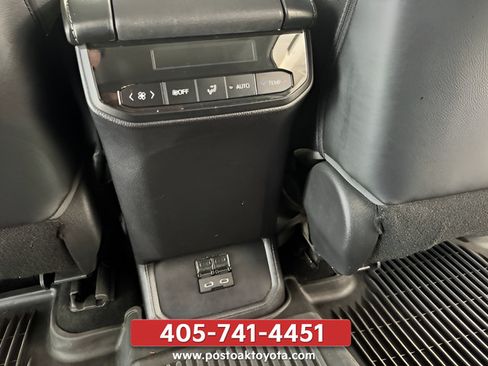 Used 2022 Toyota Highlander XLE AWD/4WD image 16