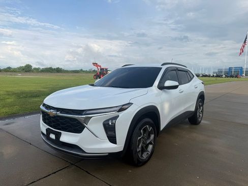 Used 2024 Chevrolet Trax LT w/ LT Convenience Package FWD image 9