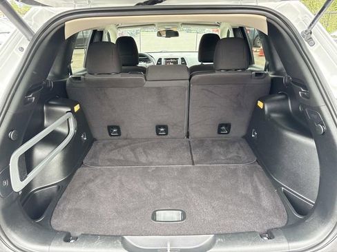 Used 2017 Jeep Cherokee Latitude w/ Comfort/Convenience Group FWD image 12