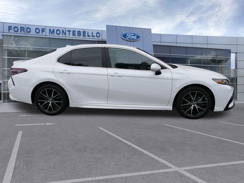 Used 2024 Toyota Camry SE FWD image 2