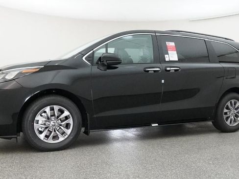 New 2026 Toyota Sienna XLE FWD image 18