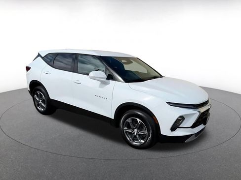 Used 2025 Chevrolet Blazer LT FWD image 2