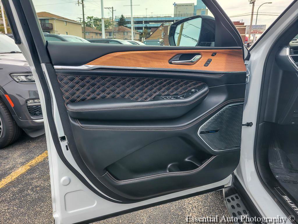 Used 2025 Jeep Grand Cherokee Summit AWD/4WD image 24