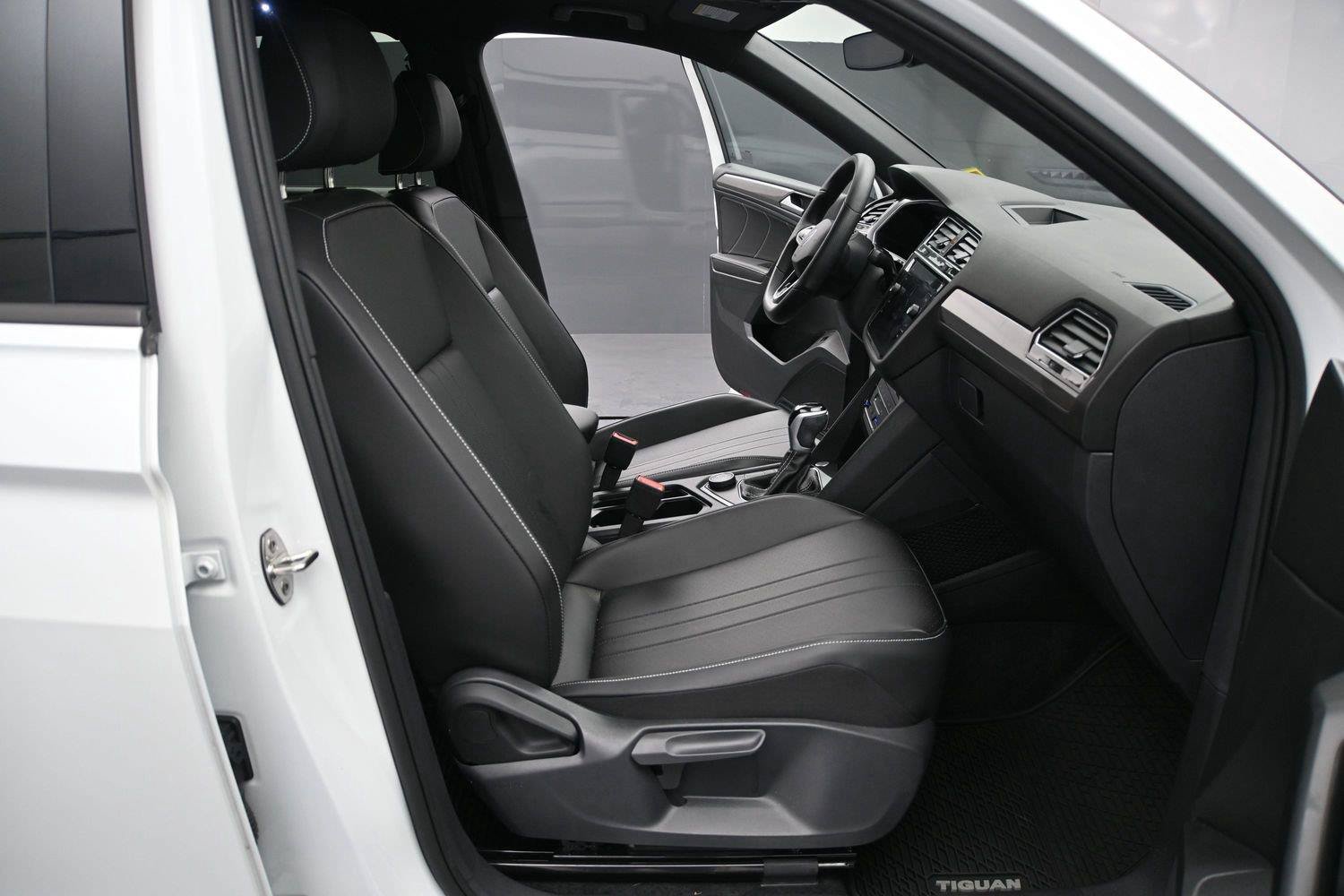 Certified 2024 Volkswagen Tiguan SE R-Line AWD/4WD image 17