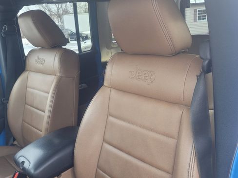 Used 2011 Jeep Wrangler Unlimited Rubicon w/ Dual Top Group image 12