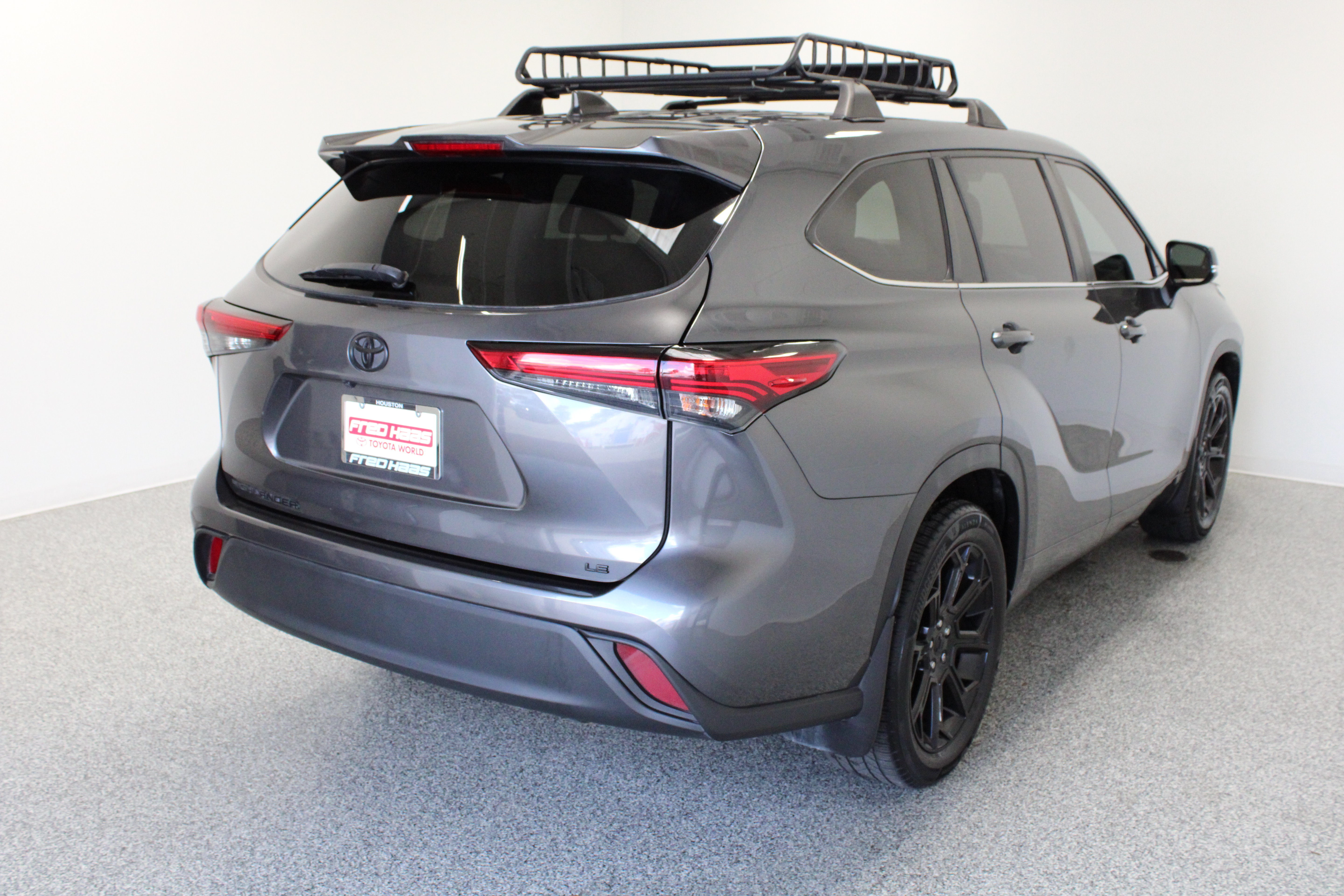 Used 2023 Toyota Highlander LE FWD image 7
