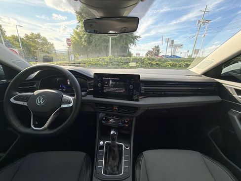 Used 2025 Volkswagen Jetta SE FWD image 18