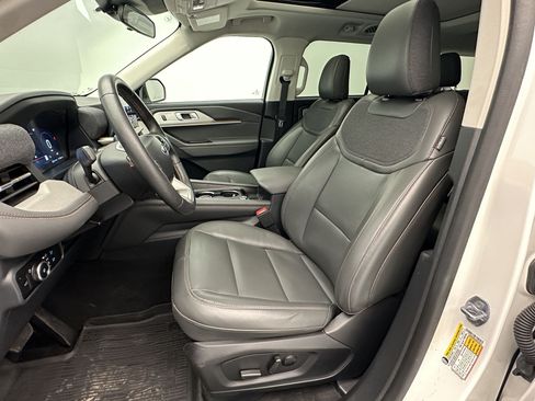 Used 2025 Ford Explorer Active w/ Active Comfort Package AWD/4WD image 5