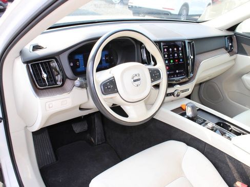 Used 2022 Volvo XC60 B5 Momentum AWD/4WD image 13