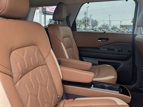 New 2026 Nissan Pathfinder Platinum FWD image 32