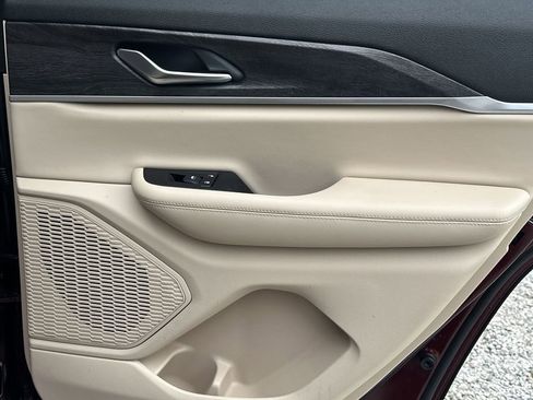 Used 2024 Jeep Grand Cherokee Limited image 17