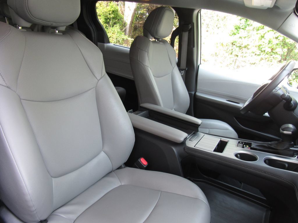 Certified 2025 Toyota Sienna XLE FWD image 21