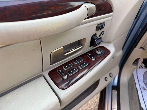 Used 2007 Lincoln Town Car Signature Limited image 34