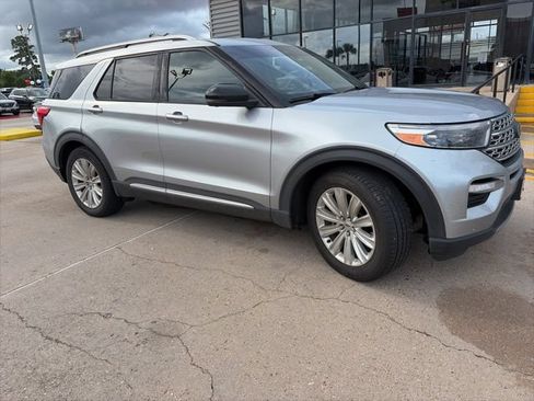 Used 2020 Ford Explorer Limited RWD image 2