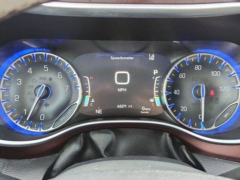 Used 2018 Chrysler Pacifica Limited w/ Advanced Safetytec Group FWD image 7