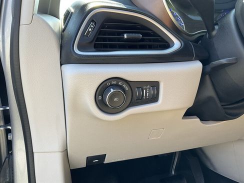Used 2017 Chrysler Pacifica Touring-L FWD image 24