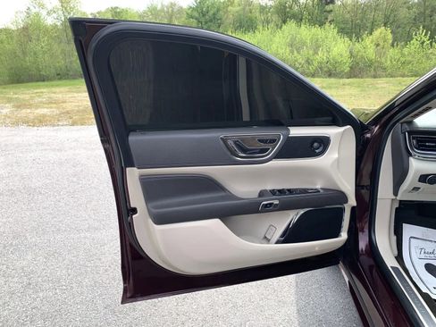 Used 2020 Lincoln Continental w/ Premium Package image 24