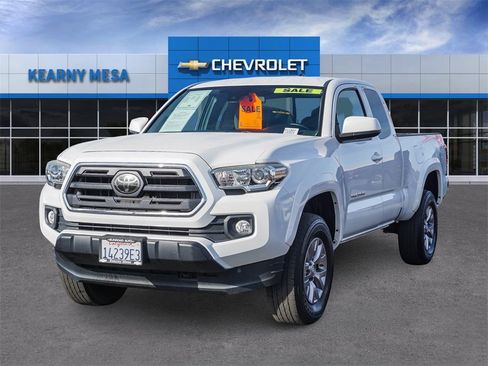 Used 2018 Toyota Tacoma SR5 w/ SR5 Appearance Package (SM) image 3