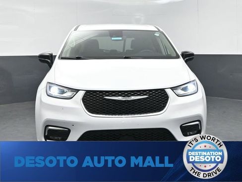 Used 2024 Chrysler Pacifica Touring-L FWD image 3
