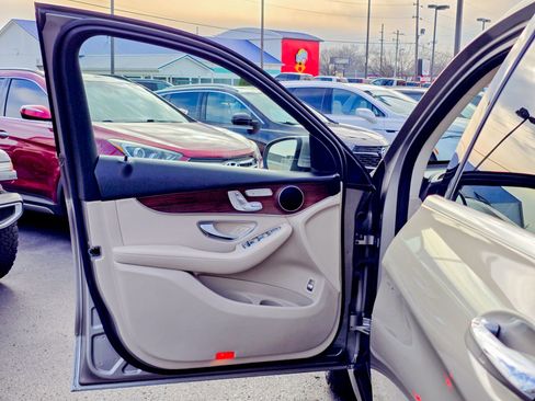 Used 2021 Mercedes-Benz GLC 300 GLC 300 image 25