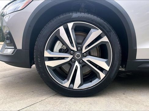 Certified 2025 Volvo V60 B5 Cross Country Plus AWD/4WD image 11
