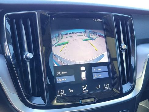 Used 2020 Volvo V60 T5 Cross Country image 16