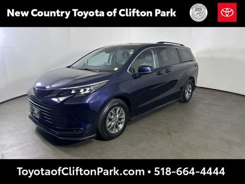 Used 2024 Toyota Sienna LE AWD/4WD image 7