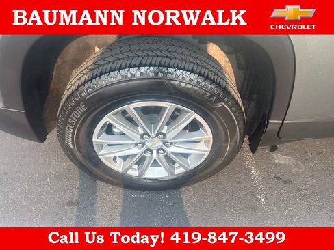 Used 2023 Chevrolet Traverse LT FWD image 11