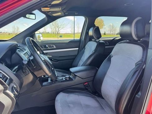 Used 2017 Ford Explorer XLT w/ Equipment Group 202A AWD/4WD image 7