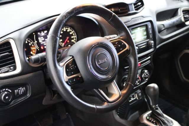 Used 2015 Jeep Renegade Latitude FWD image 13