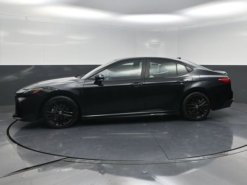 Used 2025 Toyota Camry SE FWD image 3