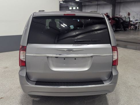 Used 2016 Chrysler Town & Country Touring w/ Driver Convenience Group image 4