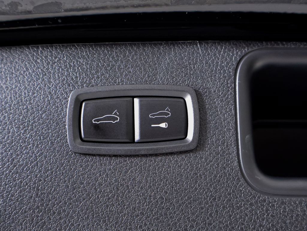 Certified 2024 Porsche Macan AWD/4WD image 28